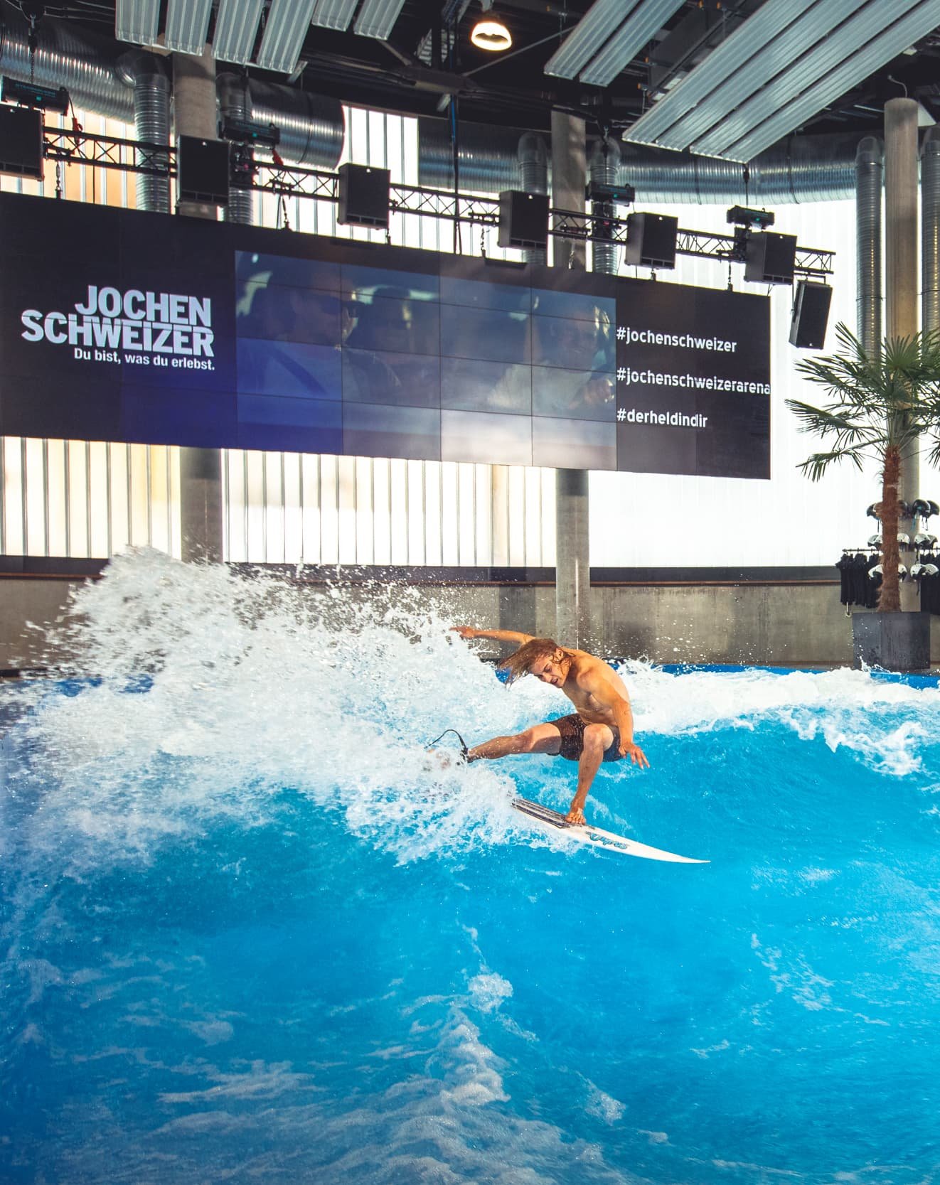 Stehende Welle in München, Deutschland in der Jochen Schweizer Arena Stehende Welle in München, Deutschland in der Jochen Schweizer Arena